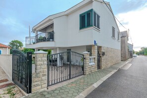 ด้านหน้าที่พัก