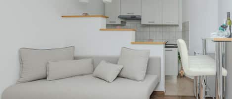 100-cm flat-screen TV with satellite channels, table tennis