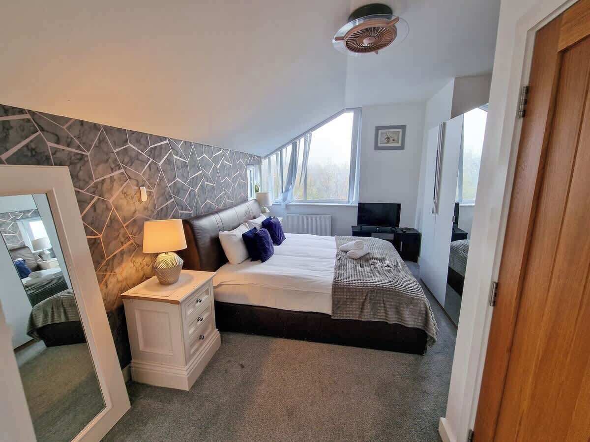 4 habitaciones, tabla de planchar con plancha, cuna de viaje y wifi 