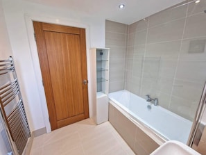 Shower, hair dryer, towels, shampoo - 4 Bed Altrincham Home | Free Parking (Timperley)