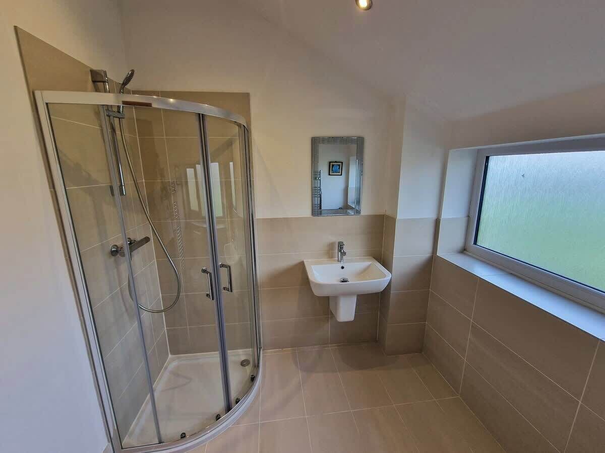 Ducha, secador de pelo, toallas, jabón