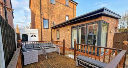 4 Bed Altrincham Home | Free Parking
