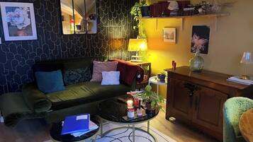 Una televisión, libros