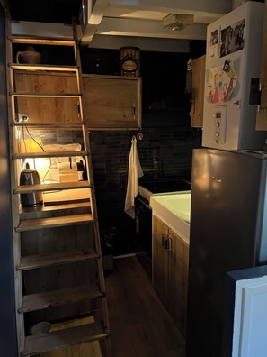 Kühlschrank, Ofen, Wasserkocher mit Kaffee-/Teezubehör, Toaster