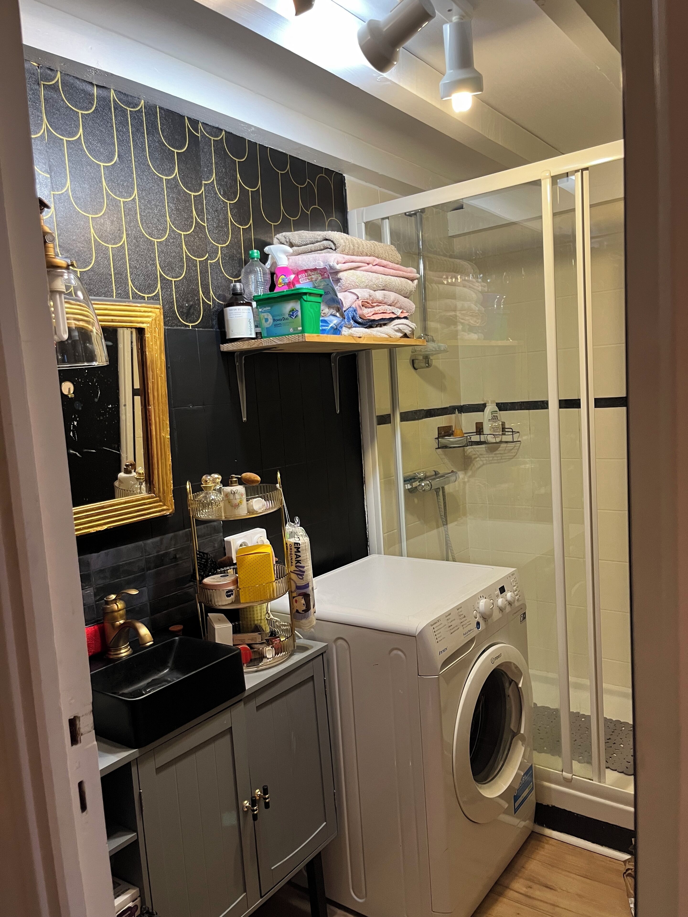 Ducha, secador de pelo, toallas, jabón