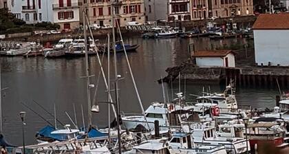 Charming apartment on the port of Ciboure, Golf course 600m away on foot