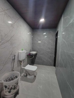 Pancuran mandi, tuala disediakan, sabun, tisu tandas 