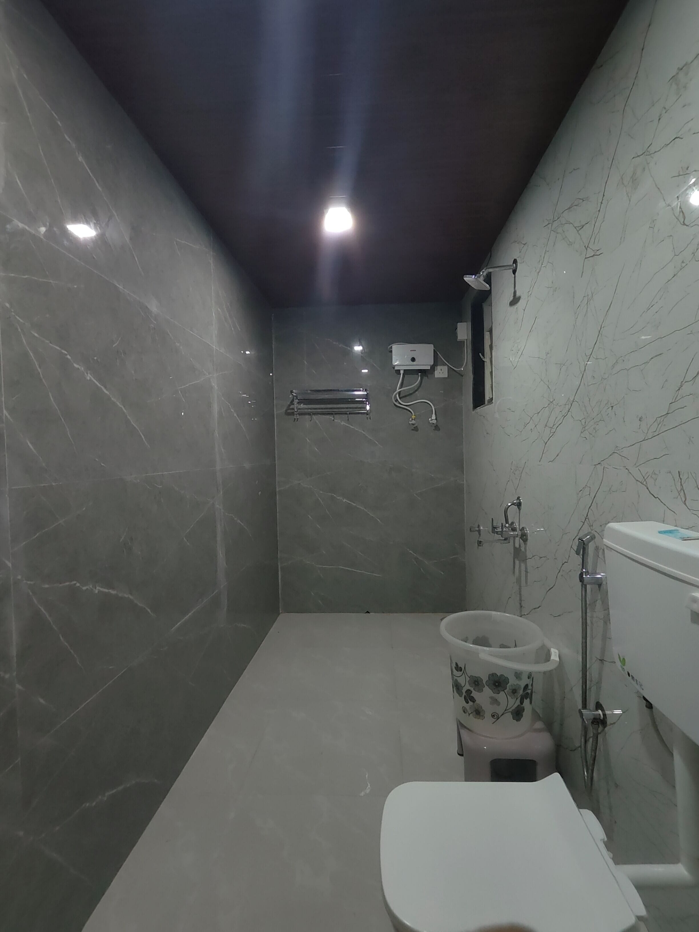 Regadera, toallas, jabón, papel de baño 