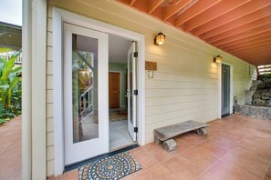 Interior - 8 Mi to Magic Sands Beach: Tranquil Home w/ Lanai! (Holualoa)