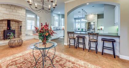 Near Golfing & Parks: Serene San Antonio Home