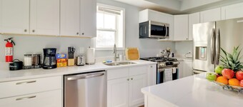 5 Mi to National Mall: DC Home w/ Pool Table