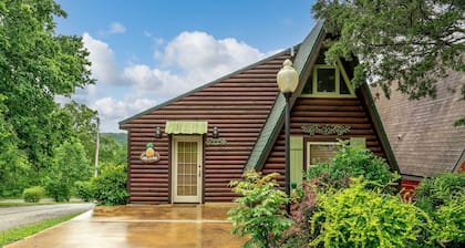 8 Mi to Dogwood Canyon: Cozy Cabin w/ Deck