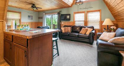 8 Mi to Dogwood Canyon: Cozy Cabin w/ Deck