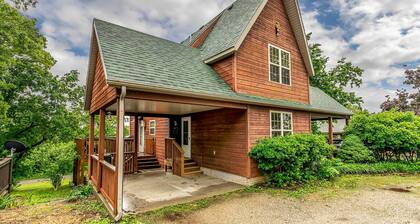 Walk to Lake: Lampe Cabin w/ Fireplace & Deck!