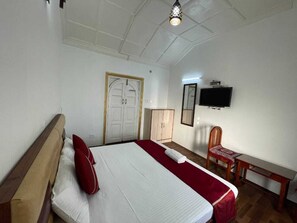 Habitación clásica con 1 cama doble o 2 individuales, vistas a la montaña | Escritorio, espacio para trabajar con un portátil, wifi gratis