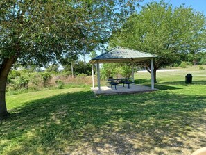 Outdoor dining - The Lakefront Suite At Beautiful Baywatch  (Jacksonville)
