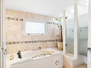 Een bubbelbad, een haardroger, een bidet, handdoeken