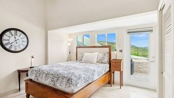 4 bedrooms, desk, iron/ironing board, travel crib