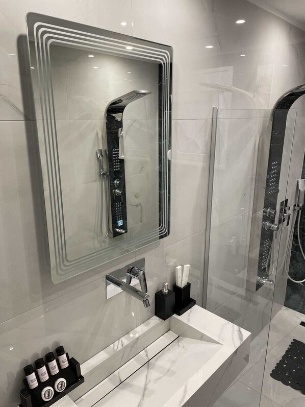 Shower, hair dryer, bidet, towels - Bubble & Relax:Private Jacuzzi Near Acropolis- Fix Metro 180m (Athens)