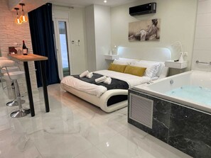 1 bedroom, desk, WiFi