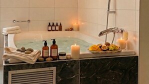 Ein modernes Badezimmer mit Badewanne, Dusche und Waschtisch.