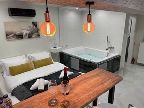 1 bedroom, desk, WiFi