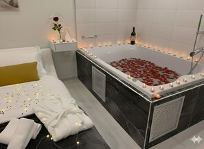 Chuveiro, secador de cabelo, bidê, toalhas de banho