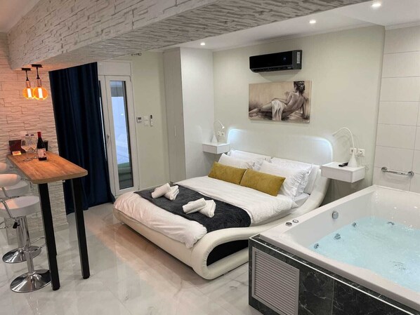 1 bedroom, desk, WiFi