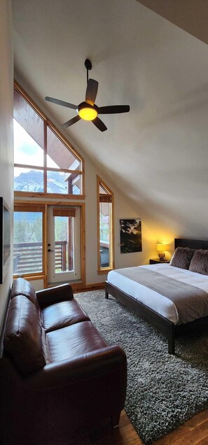 2 habitaciones, escritorio y tabla de planchar con plancha