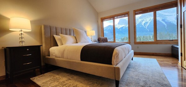 2 habitaciones, escritorio y tabla de planchar con plancha 