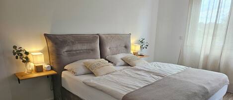 3 bedrooms, desk, iron/ironing board, WiFi