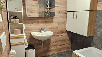 Haartrockner, Handtücher, Toilettenpapier