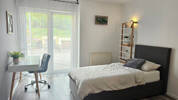 3 Schlafzimmer, Schreibtisch, Bügeleisen/Bügelbrett, WLAN