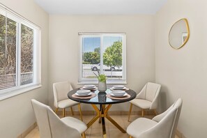 House | 2 bedrooms - Modern Retreat With Spacious Yard Cozy Interiors (Ontario)