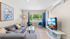 House - Modern Retreat With Spacious Yard Cozy Interiors (Ontario)