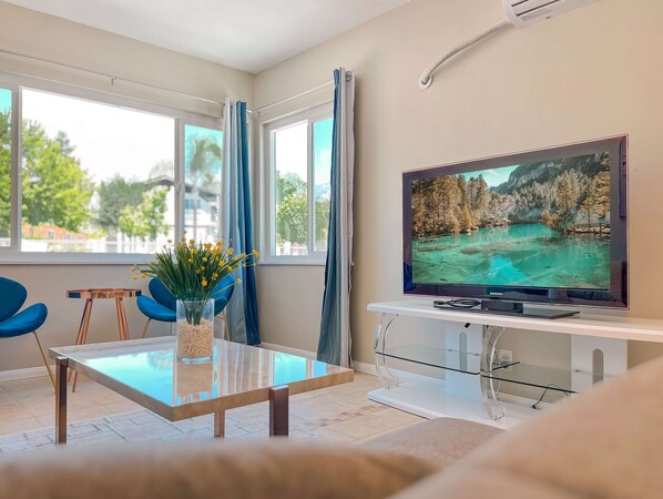 House | 2 bedrooms - Modern Retreat With Spacious Yard Cozy Interiors (Ontario)