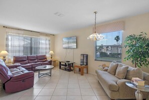 Living area - The Scotchman 235 (Davenport)