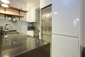 Réfrigérateur, micro-ondes, four, plaque de cuisson
