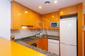 Frigorifero, microonde, forno, piano cottura