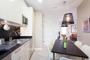 Kühlschrank, Mikrowelle, Ofen, Wasserkocher mit Kaffee-/Teezubehör