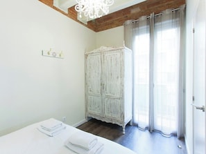 2 bedrooms, iron/ironing board, WiFi