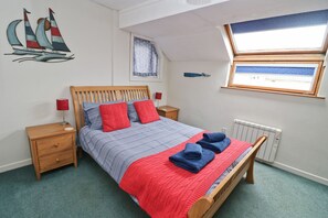 2 bedrooms, iron/ironing board, free WiFi, bed sheets - Dog friendly apartment in town centre with parking. (Padstow)