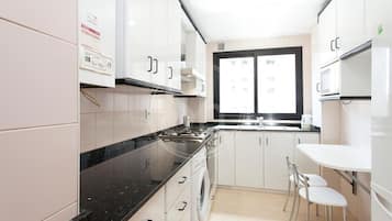 Een koelkast, een magnetron, een oven, een kookplaat