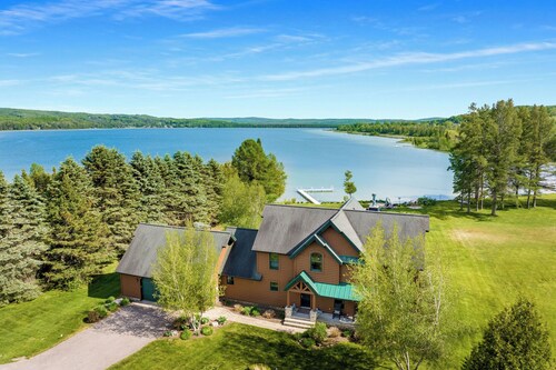 The Blue Dog Lodge on Deer Lake | Close to Boyne Mountain | Fireplace | Beach