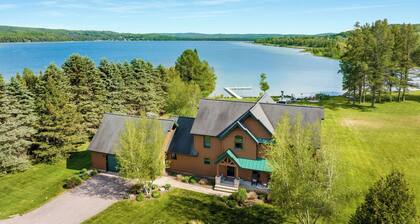 The Blue Dog Lodge on Deer Lake | Close to Boyne Mountain | Fireplace | Beach