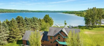 The Blue Dog Lodge on Deer Lake | Close to Boyne Mountain | Fireplace | Beach