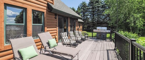 The Blue Dog Lodge on Deer Lake | Close to Boyne Mountain | Fireplace | Beach