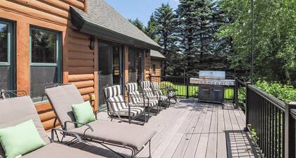 The Blue Dog Lodge on Deer Lake | Close to Boyne Mountain | Fireplace | Beach