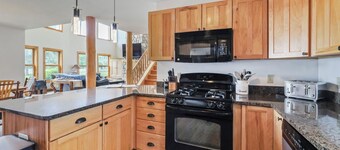 The Blue Dog Lodge on Deer Lake | Close to Boyne Mountain | Fireplace | Beach