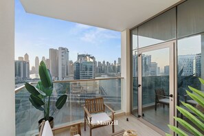Departamento de lujo, balcón, vista al canal | Vista del balcón
